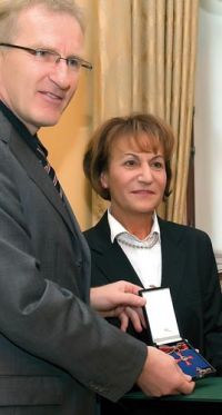 Aus der Hand von Minister Gerold Wucherpfennig erhielt EB-Geschäftsführerin Heidemarie Mähler im Oktober das Bundesverdienstkreuz am Bande.