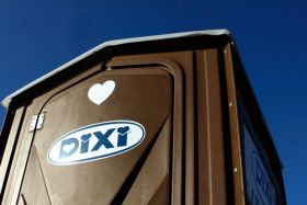 DIXI gehört zu den bekanntesten Marken der ADCO-Gruppe, die vorwiegend im Vermietgeschäft tätig ist.