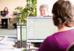 Können mit MegaPlus® effizienter arbeiten: Ursula Schilling-von Höne (hinten) und Teamleiterin Birgit Steudel von GEVA.