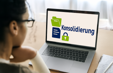 Frau sitzt am Laptop