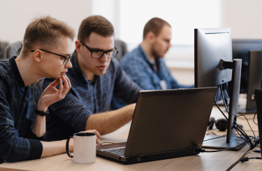 Gruppe junger Geschäftsleute, die im Büro arbeiten