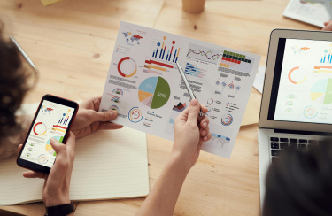 Ausdruck mit Zahlen und Charts 