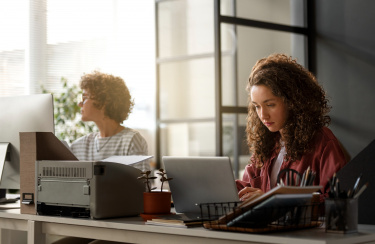Zwei Frauen arbeiten im Büro