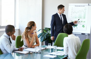 Meeting mit Flipchart und einem Präsentator
