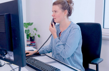 Mitarbeiterin der Filofax GmbH in einem Telefonat