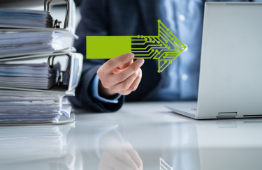 Rechner +Schreibtisch + Aktenordner mit Mann der Pfeil nach links in der Hand hält 