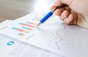 Jemand studiert Zahlen, Charts und Auswertungen