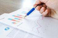 Jemand studiert Zahlen, Charts und Auswertungen