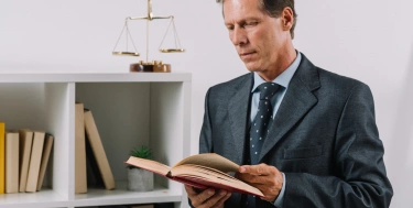 Mann hält ein Buch