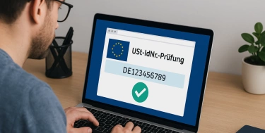 Mann tippt auf einem Laptop