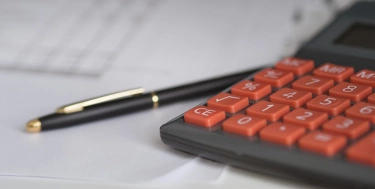 Taschenrechner und Stift