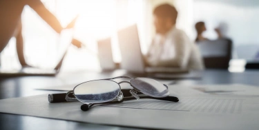 Brille auf ein Blatt Papier in ein Büro