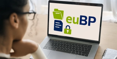 Frau arbeitet am Laptop