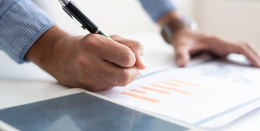 Nahaufnahme eines Mannes, der Geschäftsdaten analysiert