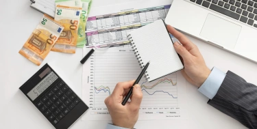  Draufsicht Geschäftsmann, der Finanzmanieren prüft