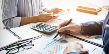 Geschäftsmann Finanzinspektor und Sekretär berichten, berechnen oder überprüfen Gleichgewicht.