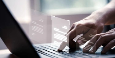 Hand mit Laptop-Computer mit virtuellem Bildschirm und Dokument