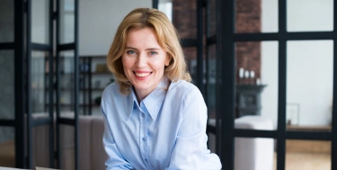 Frau lächelt in die Kamera