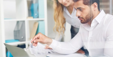 mann und frau halten eine besprechung am Laptop