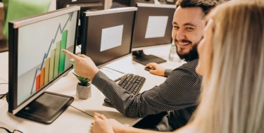 Mitarbeiter eines Unternehmen die an einem Computer arbeiten