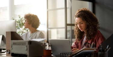 Frauen die am Schreibtisch arbeiten 