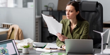  Nahaufnahme einer Person, die an alternativen Energien arbeitet 