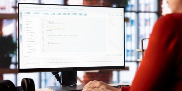 Frau tippt am Computer