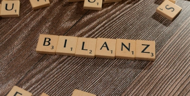 Holzbuchstaben die das Wort Bilanz bilden
