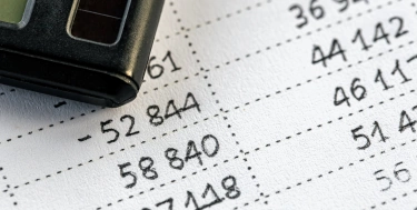 Rechner und Zahlen auf Papier Nahaufnahme Finanzkonzept