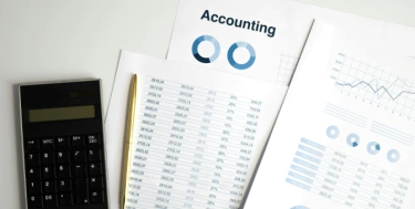 taschenrechner, bleistift und bilanzen auf schreibtisch