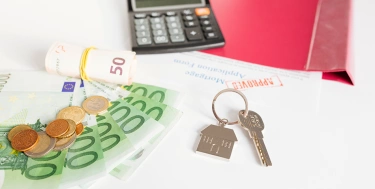 schluessel-und-bargeld-auf-buerotisch