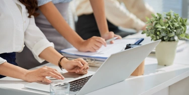 Überprüfung der Daten auf dem Laptop