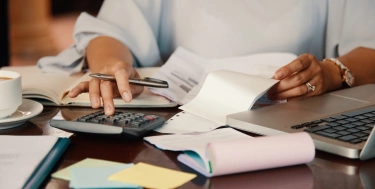 Unternehmerin arbeitet mit Rechnungen