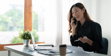 Unternehmerin, die mit dem Handy telefoniert