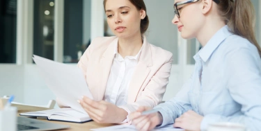 Zwei Frauen arbeiten am Computer