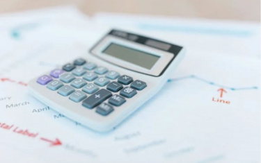 Taschenrechner auf Papier