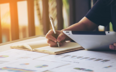  Unterzeichnung von Dokumenten durch Geschäftsfrauen