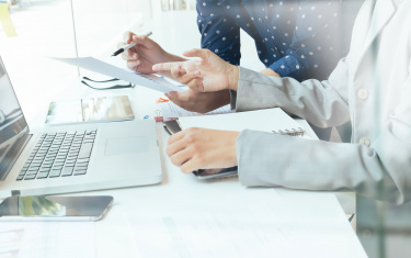 Geschäftsleute treffen sich zur Diskussion