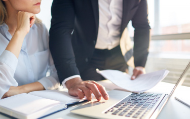 Mann und Frau an ein Laptop