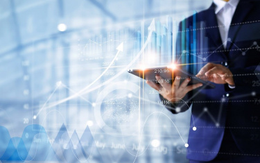 Geschäftsmann nutzt Tablet zur Analyse von Verkaufs- und Wachstumsdaten