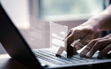 Hand mit Laptop-Computer mit virtuellem Bildschirm und Dokument