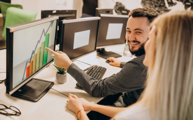 Mitarbeiter eines Unternehmen die an einem Computer arbeiten