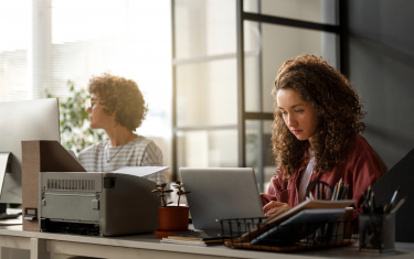 Frauen die am Schreibtisch arbeiten 