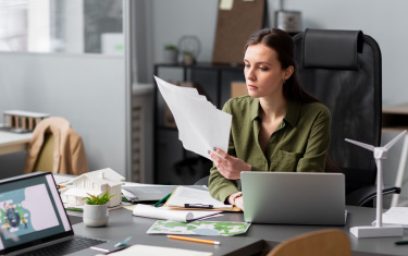  Nahaufnahme einer Person, die an alternativen Energien arbeitet 
