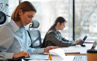 Mitarbeiter im Büro analysieren und prüfen Finanzdiagramme