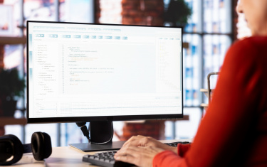 Frau tippt am Computer