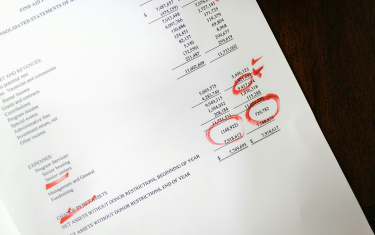 Blatt Papier mit Zahlen