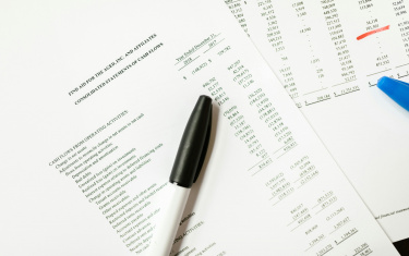 Weißer Und Schwarzer Stift Auf Weißem Druckerpapier