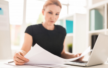 Frau sitzt am Schreibtisch