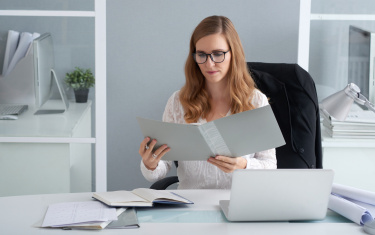  Frau liest Dokumente
